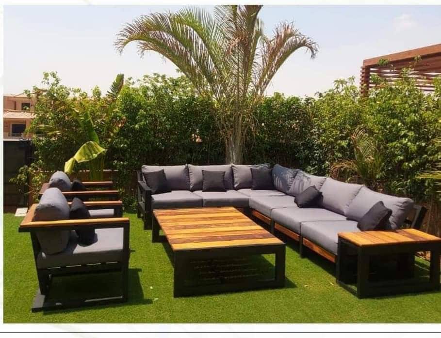 ركنه 6 مقعد و٢ كرسى وترابيزه وبف خشب